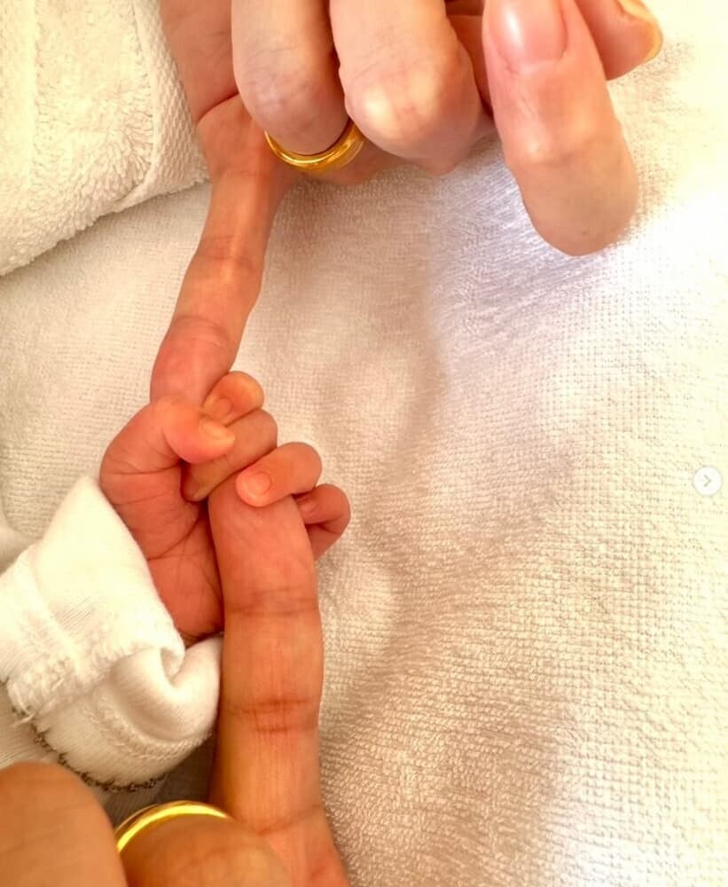 趣里は自身のInstagramで第1子の無事な出産を正式に発表しました。