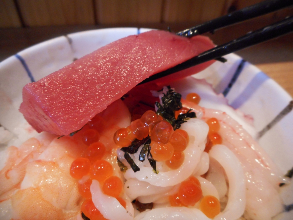 このマグロ2色丼が500円 食べている途中で替えネタ注文も可能な京都 魚楽 は神サービスすぎて罪悪感すら感じてしまう ぐるなび みんなのごはん