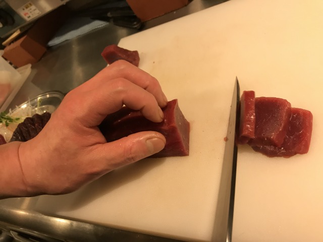 鯨の刺身がこんなに美味しいとは 鯨肉を使った料理の数々が安くて旨い梅田 くじらや に感激した ぐるなび みんなのごはん