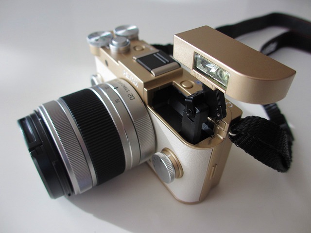 PENTAX Q-S1 ゴールド ケース・ストラップ付き PENTAX Q-S1 買ったど。 - okurejeの日記