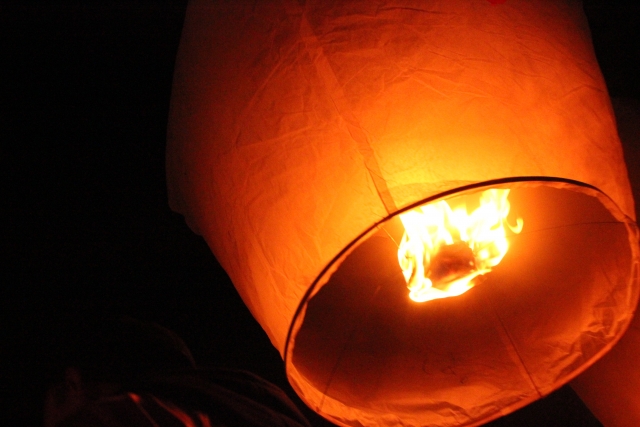 台北 九份以外の観光スポット 十份で願い事を叶えるランタン飛ばし 体験談 Nana Log