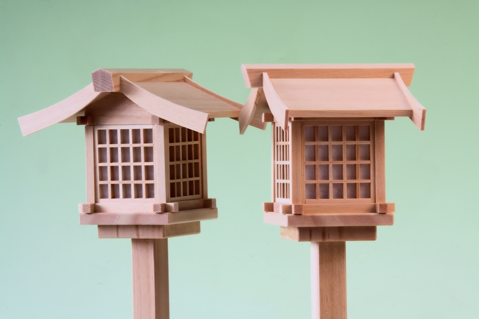 木製灯篭の電球は交換できます このようにね - 神棚 上敷き 簾の専門店