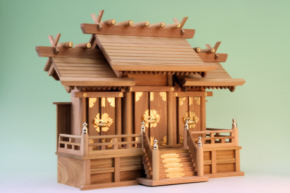 重みが違うからすぐにわかる ケヤキの神棚の魅力 - 神棚 上敷き 簾の