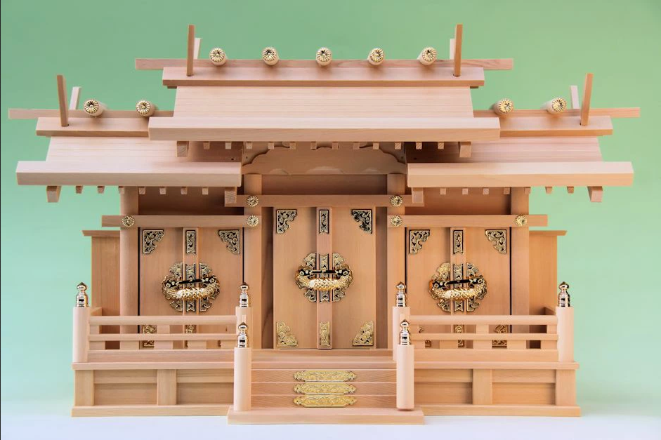 屋根の高さを低めにした屋根違い三社の神棚 出雲 三社 尾州桧 - 神棚