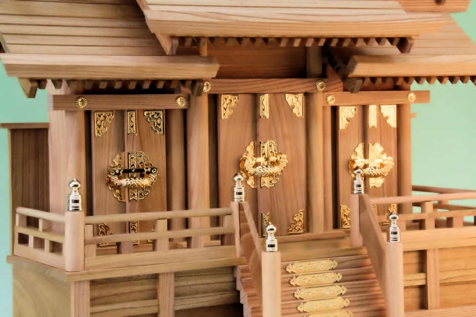 欅の神棚は小粒でも重たい 「欅」と「本欅」は別物です - 神棚 上敷き