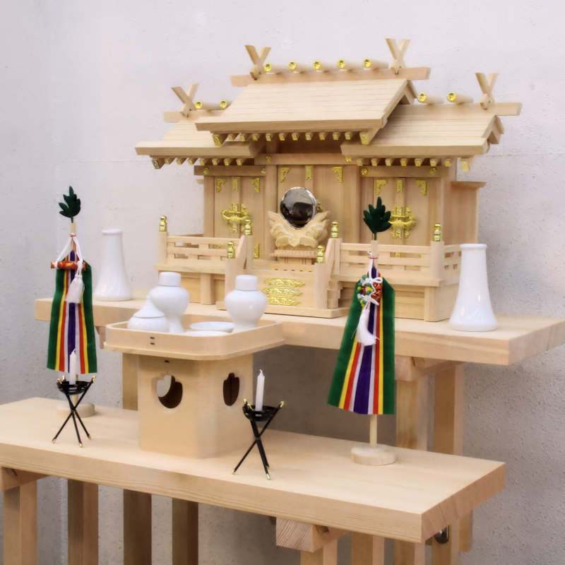 神棚を台の上に置いて祭る方法が増えてきた ただし八