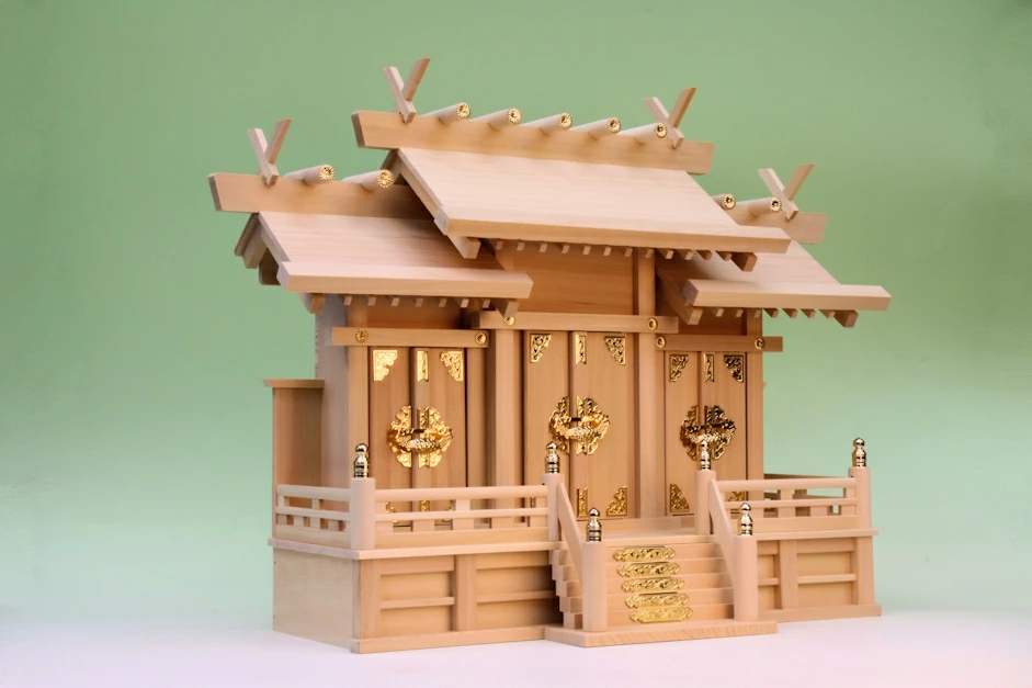 神棚の重さは三社の中型サイズで約2キロ 重たいものではありません