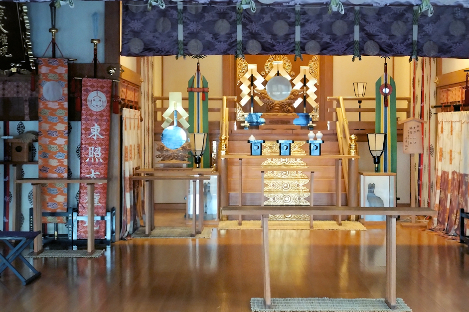 社殿の中を見渡してみよう 神具の置き方の参考になるぞ - 神棚 上敷き 簾の専門店 おまかせ工房 ブログ