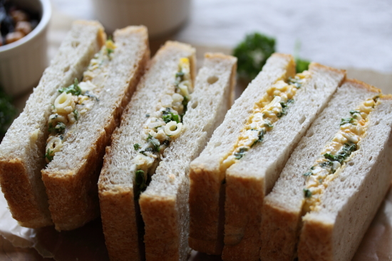 パセリ入りポテトサラダのサンドイッチ