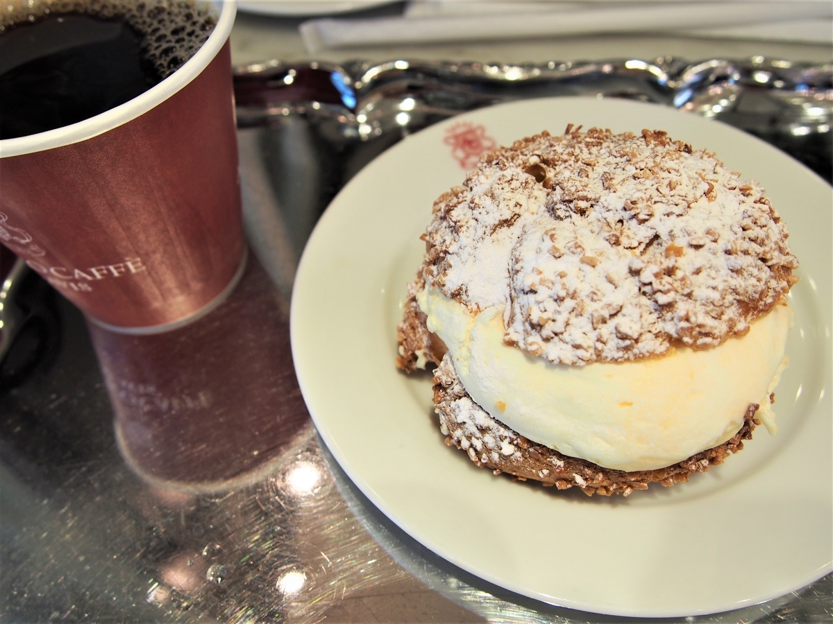 アンティコカフェアルアビスのビニエとコーヒー