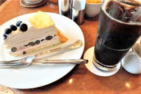 カフェ店内で食べたブルーベリーケーキとアイスコーヒー