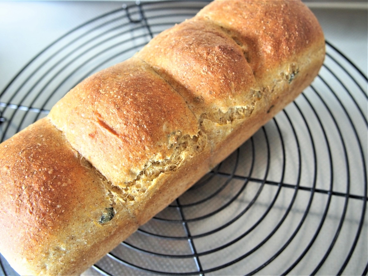 ケーキクーラーの上で粗熱をとる