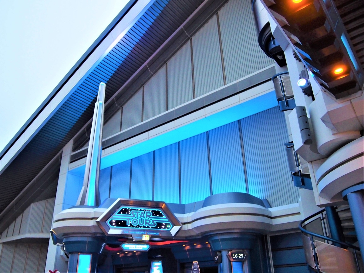 スター・ツアーズ：ザ・アドベンチャー・コンティニューの看板