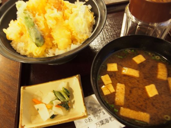 万葉倶楽部の食事・海老天丼と味噌汁