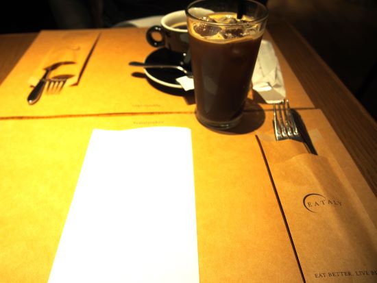 丸の内店・イータリーのアイスコーヒーとホットコーヒー