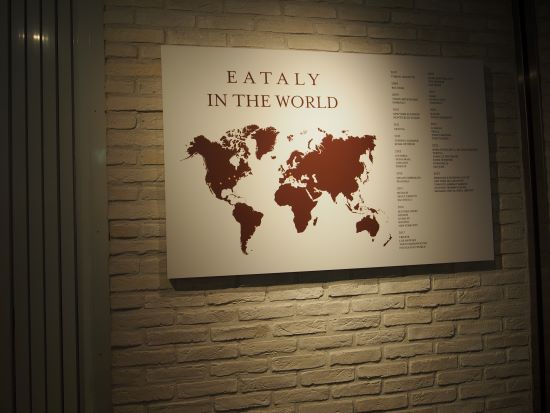 丸の内イータリーの壁面の地図