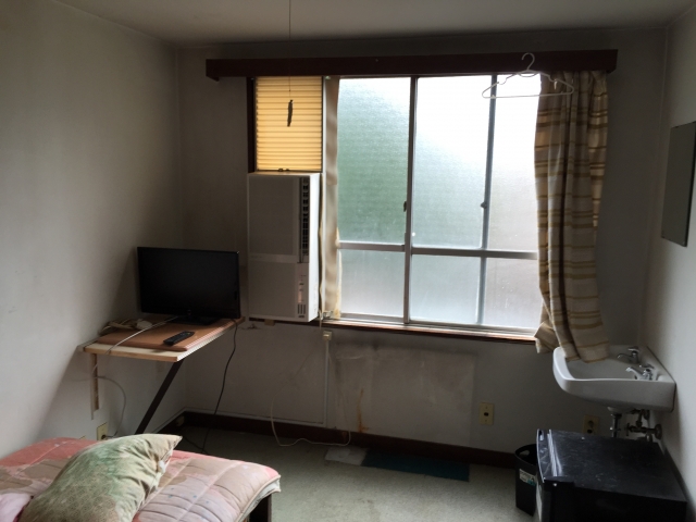 薄暗く狭い小箱のような自宅でのテレワークが億劫