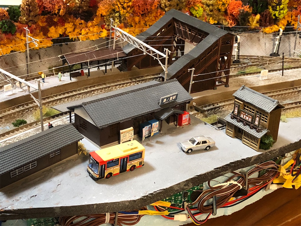カーブする駅のレイアウト18（駅前賑やかし） - いまさらながらショー