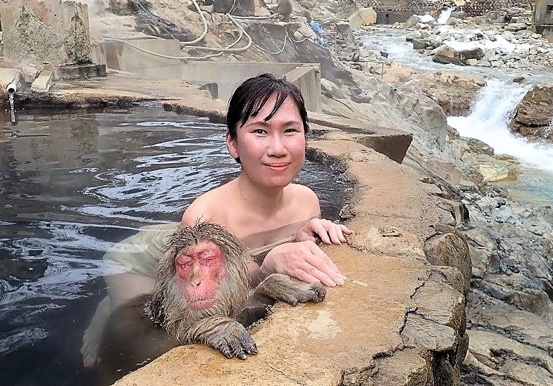 お猿さんと混浴 地獄谷温泉 後楽館 混浴露天風呂 めっちゃおもろい温泉ぷらす お猿さんと混浴 地獄谷温泉 後楽館 混浴露天風呂 めっちゃおもろい温泉ぷらす