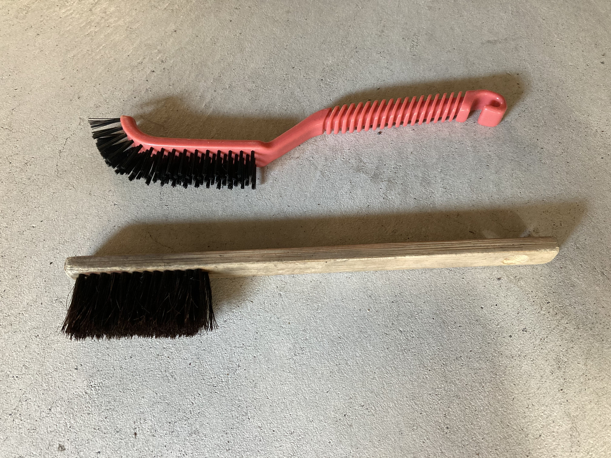 車内清掃時フロアマットやカーペットを一手間かけてから掃除機がけをする Yのガレージ