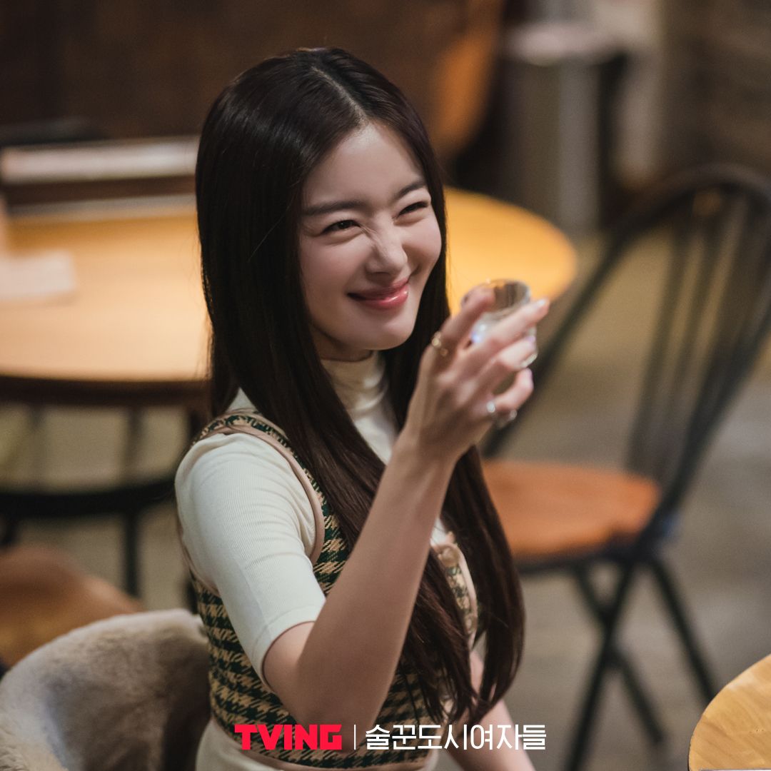 ドラマ   酒飲みの都会の女たち