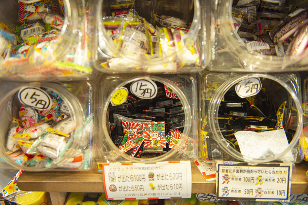 スーツを脱いで駄菓子屋に ぎふ屋 の世界観は 1964 おなじみ丨近くの店を おなじみの店に