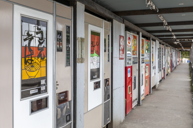 あふれるレトロ自販機愛が本業を超える日。客が殺到する中古タイヤ店と
