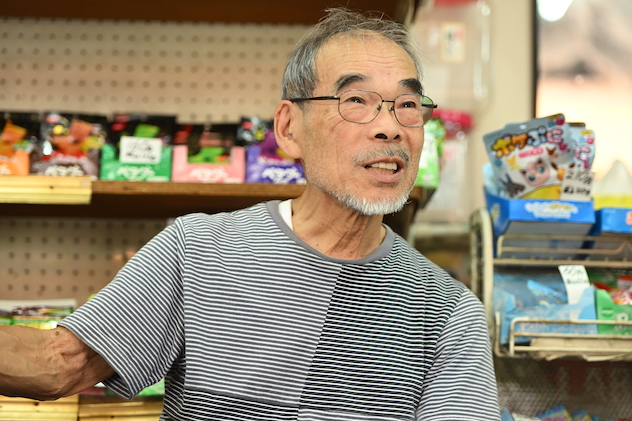 唯一無二の子どもの社交場。創業74年の駄菓子屋「福屋」にお客が集まり