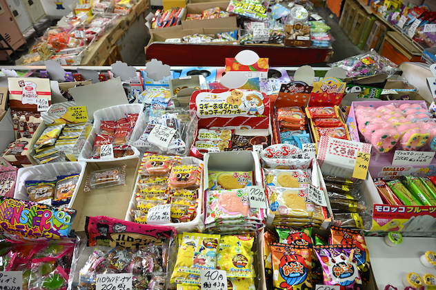 唯一無二の子どもの社交場。創業74年の駄菓子屋「福屋」にお客が集まり
