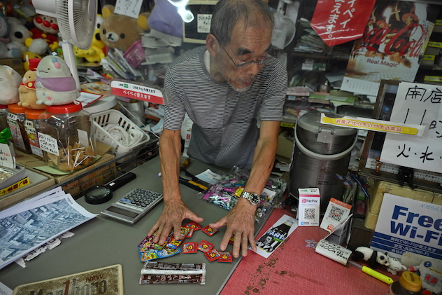 唯一無二の子どもの社交場。創業74年の駄菓子屋「福屋」にお客が集まり