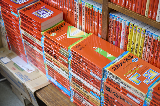 受験生に愛され、56年。古書店「さとし書房」はなぜ、赤本の聖地になっ