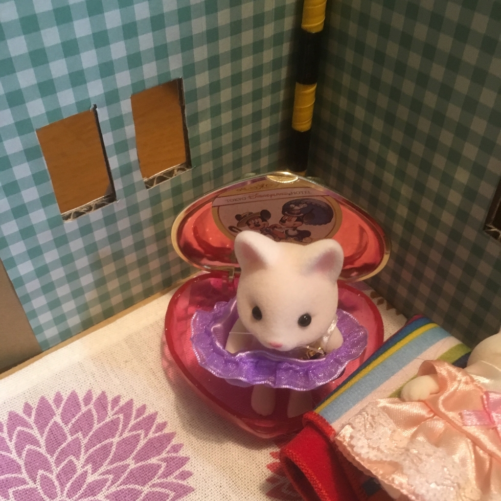 部屋の片隅に置かれたオープンな造りのトイレで用を足すシルクネコのお姉さん。 f:id:one-mam:20180911015512j:plain