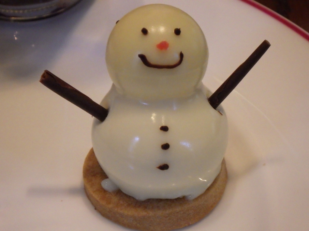 f:id:onemanwanderer:20171125150631j:plain お菓子の雪ダルマ