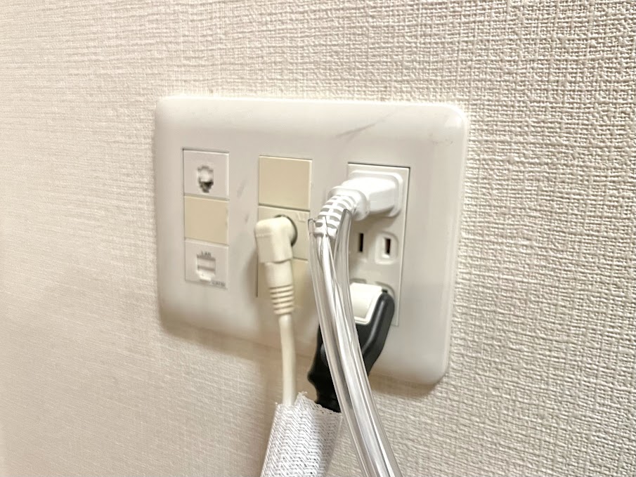 カバーをつける前のコンセント