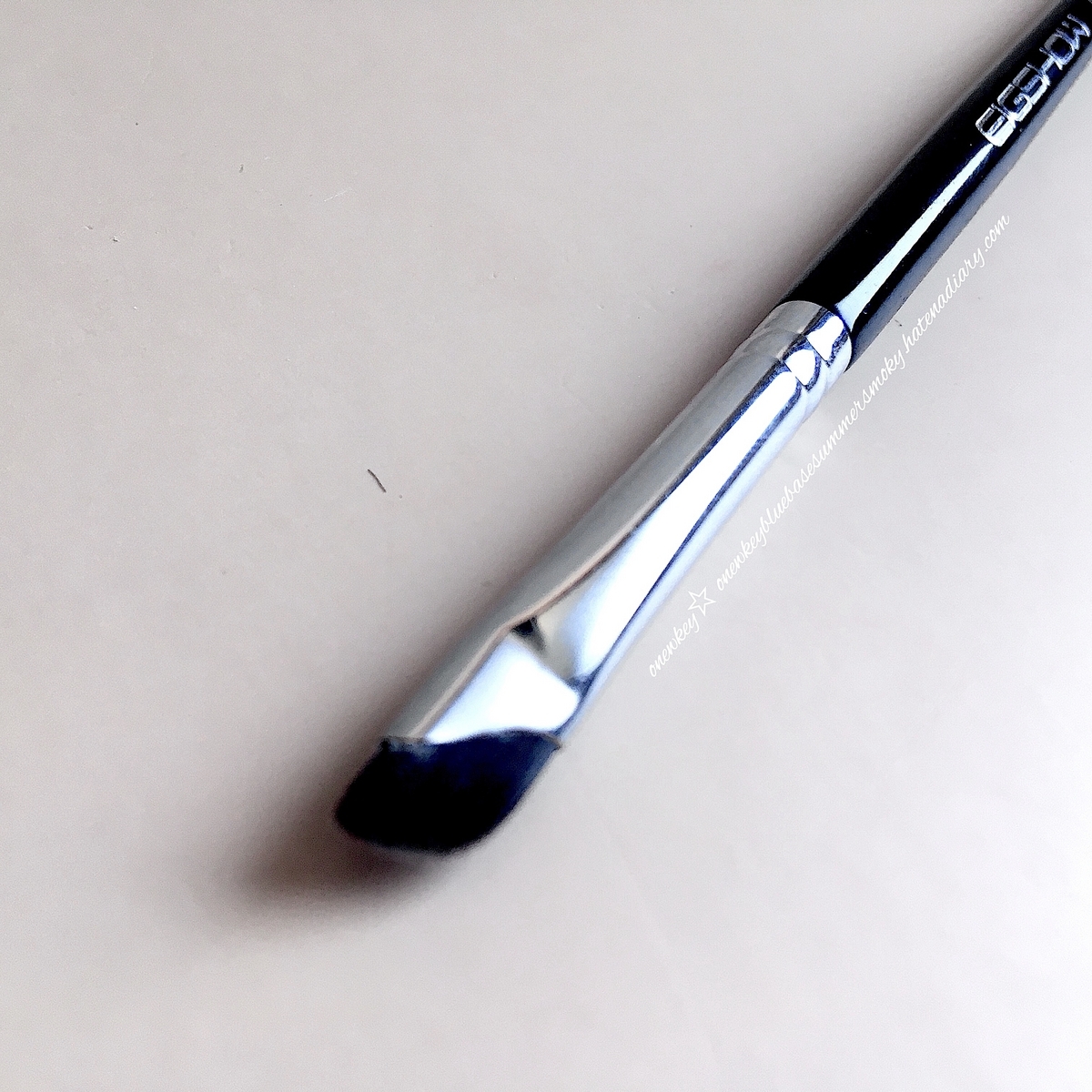 安定性抜群のアイライナーブラシ Eigshow Beauty E865 Curved Angled Eyeliner Brush ブルベ夏