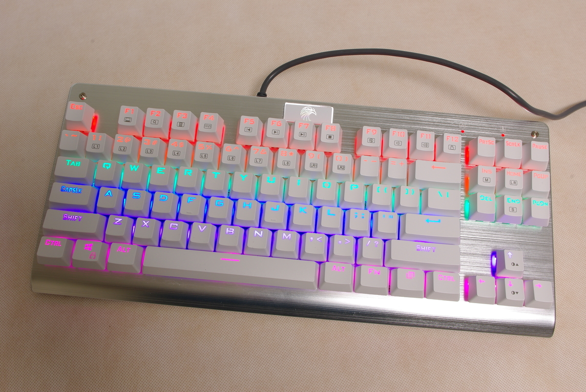 FALCON　Z-77　茶軸（タクタイル）ゲーミングキーボード 安いだけではダメ！押さえるところを押さえた格安メカニカルキーボード