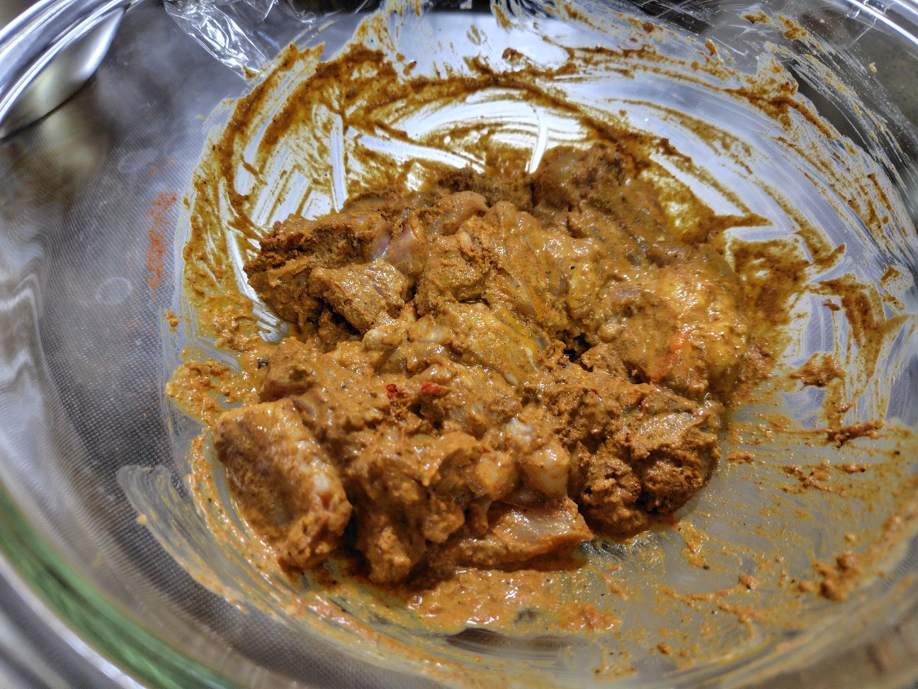 鶏肉をスパイスを混ぜたヨーグルトに漬け込む
