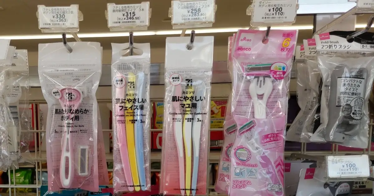 コンビニの日用品売り場に女性用カミソリが並んでいる店内画像