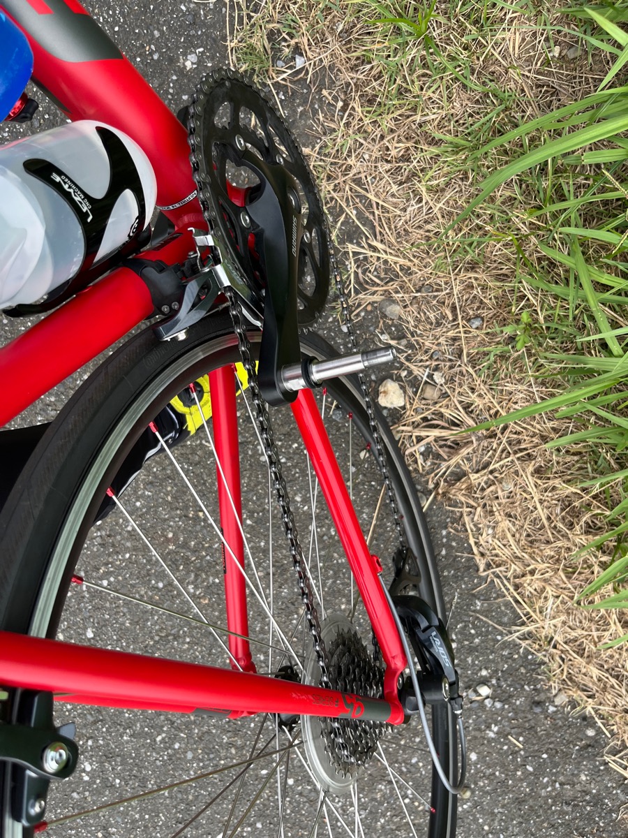 "ペダルが外れたロードバイクの写真"