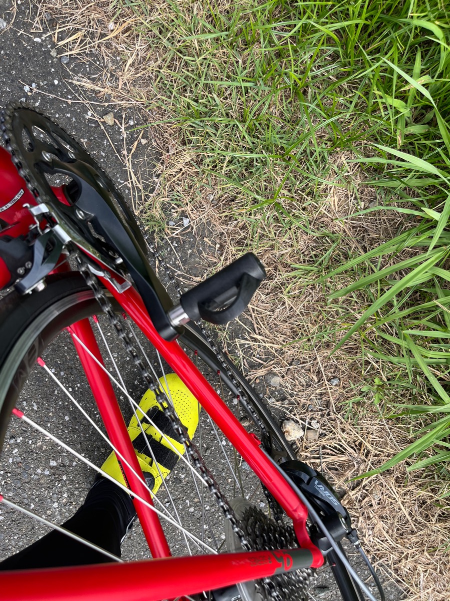 "修理後、ペダルがついたロードバイクの写真"