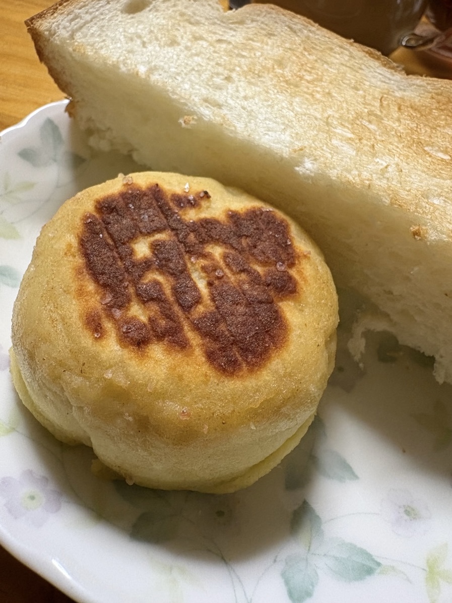 "綺麗な焦げ目のついて、パンケーキ風の写真"