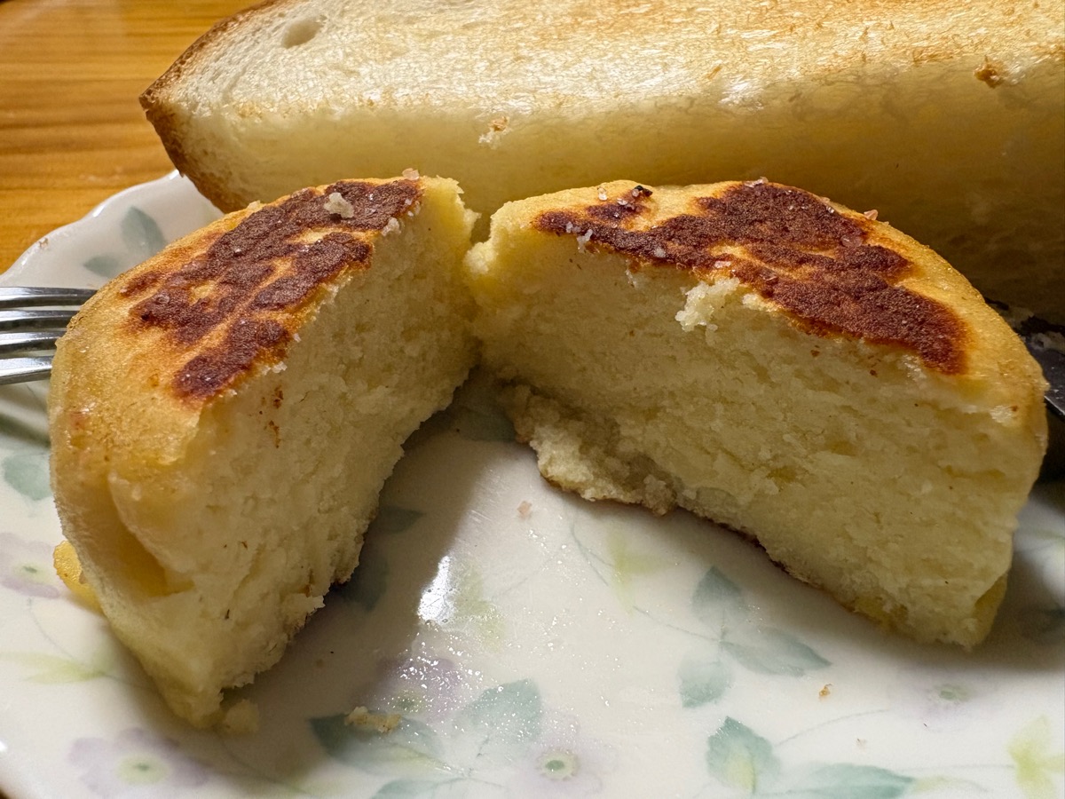 "パンケーキ風を半分に割った写真"