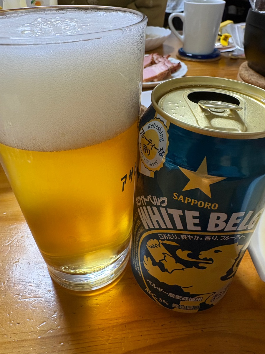 "グラスに注いだ白ビールの写真"