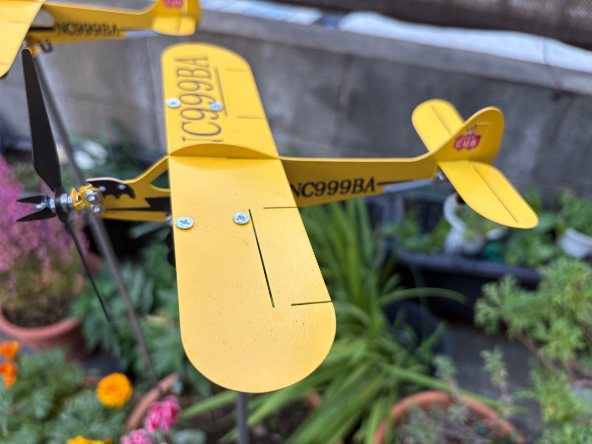 "飛行機型のガーデンスピナーを上方からアップで撮った写真"