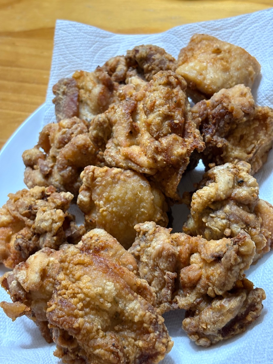 "大量のフライドチキンの写真"