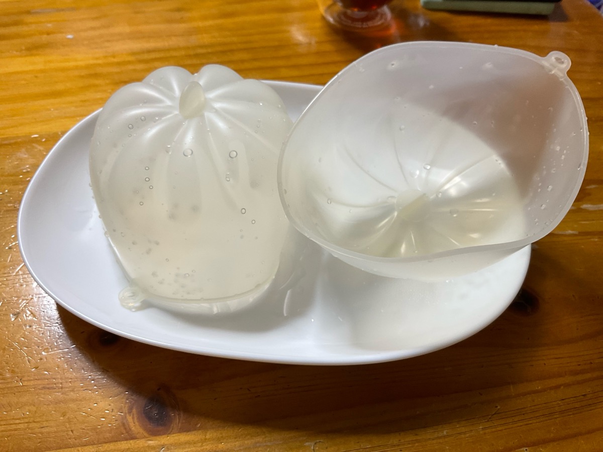 "100円ショップで購入した肉まんを温めるカバーの写真"