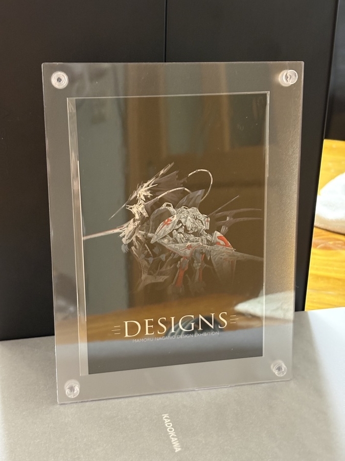 "ポストカードをアクリルフレームに入れた時の写真"