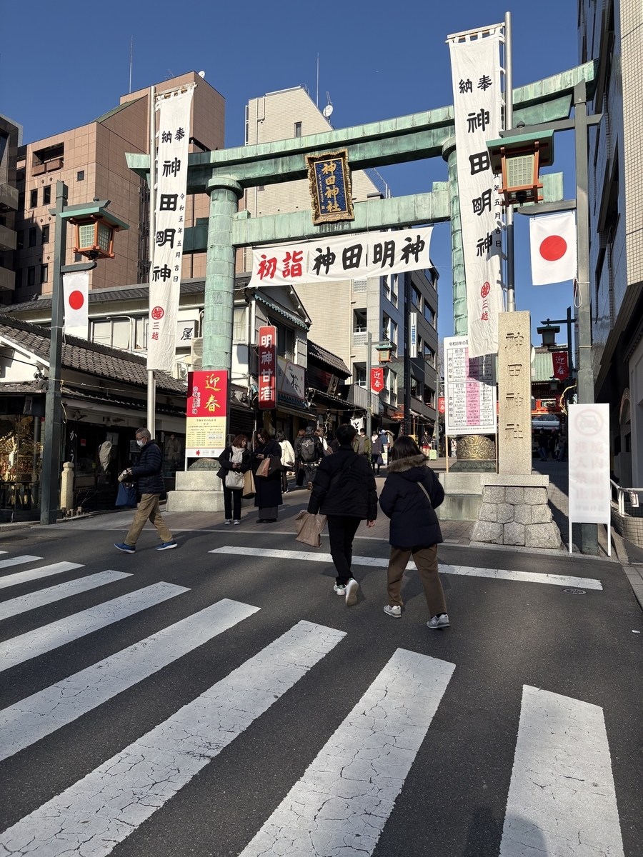 "参道入口の鳥居の写真"