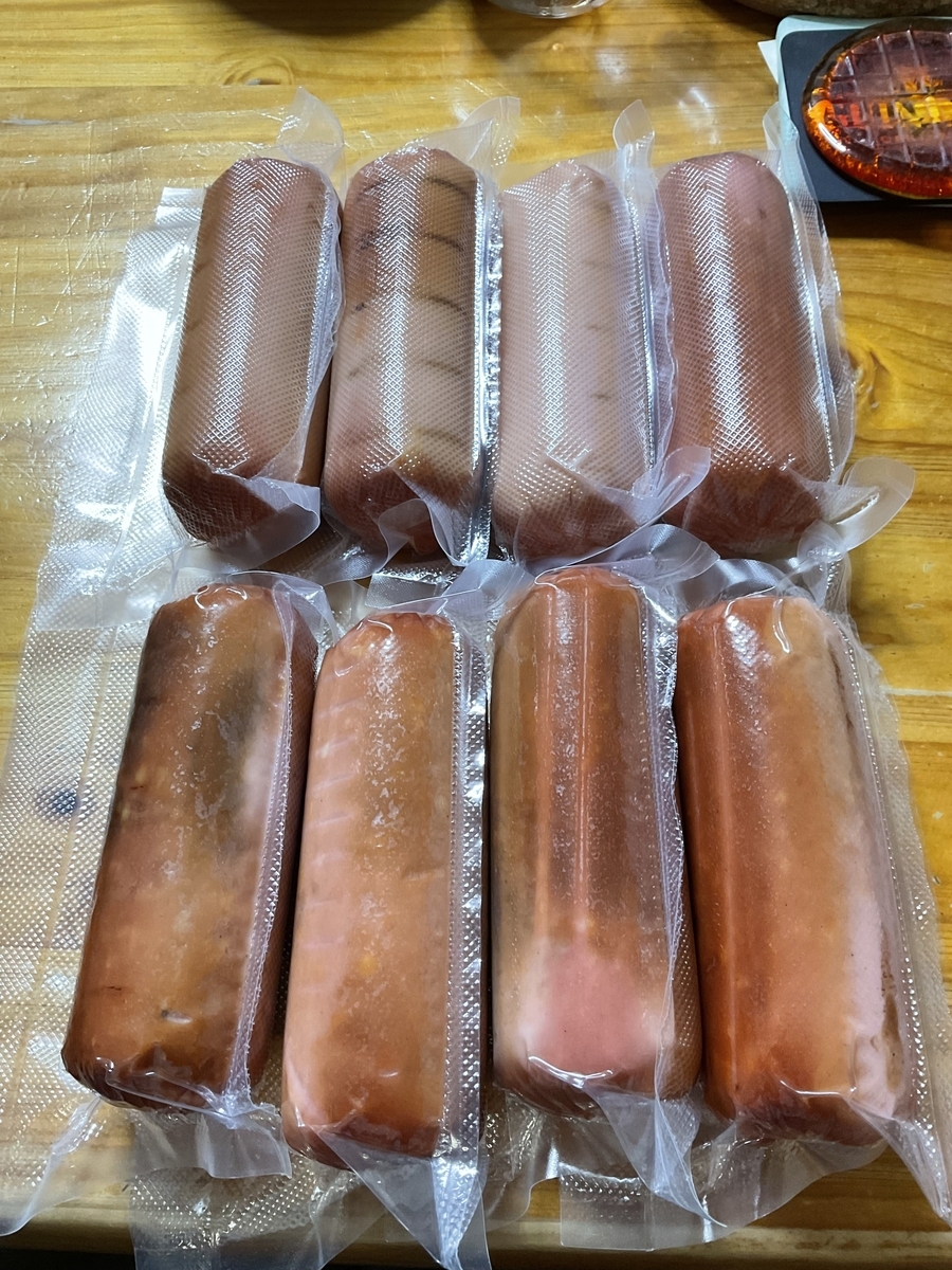 "真空パックされた燻製群の写真"