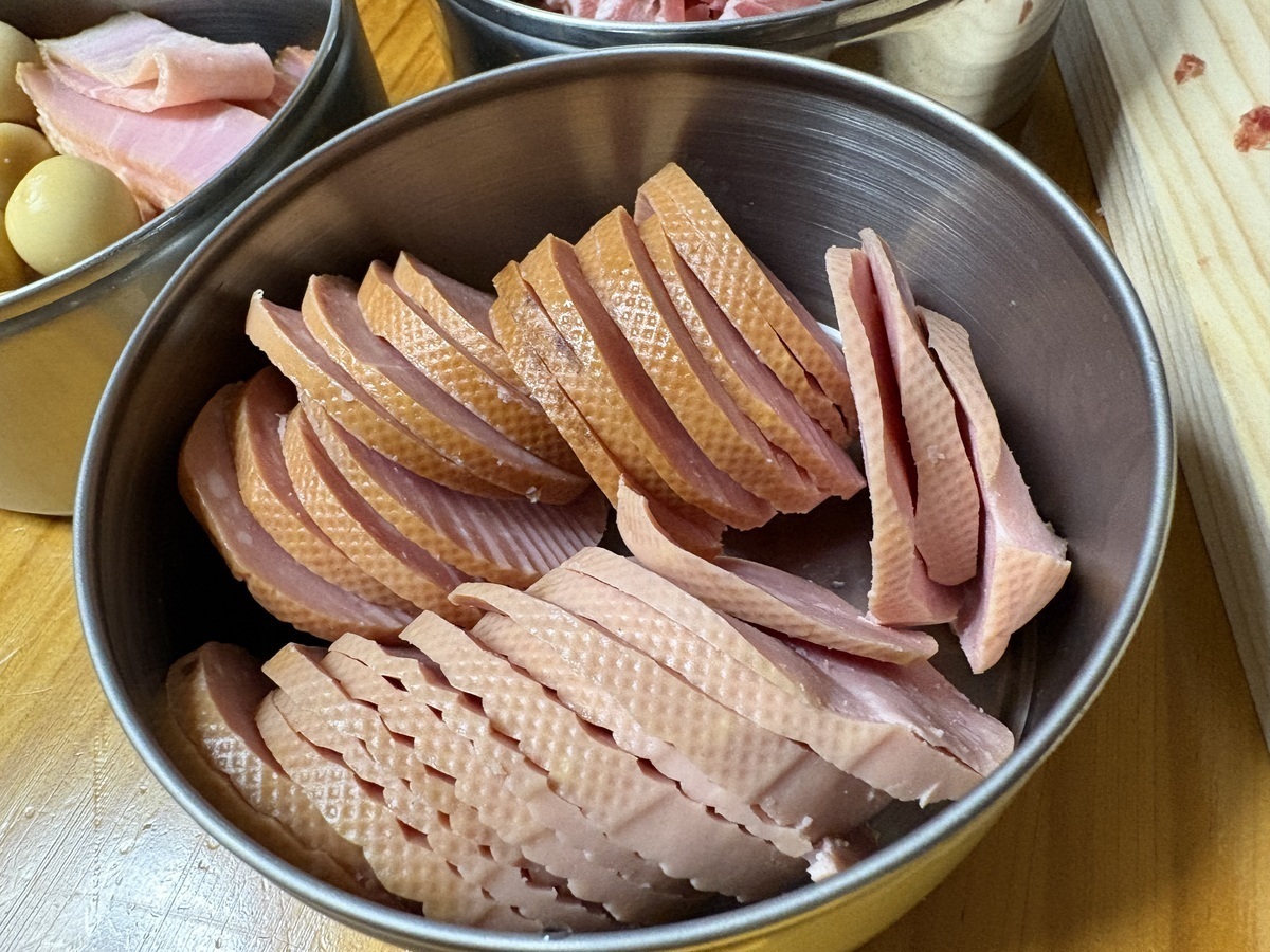 "ボロニアソーセージの燻製の写真"
